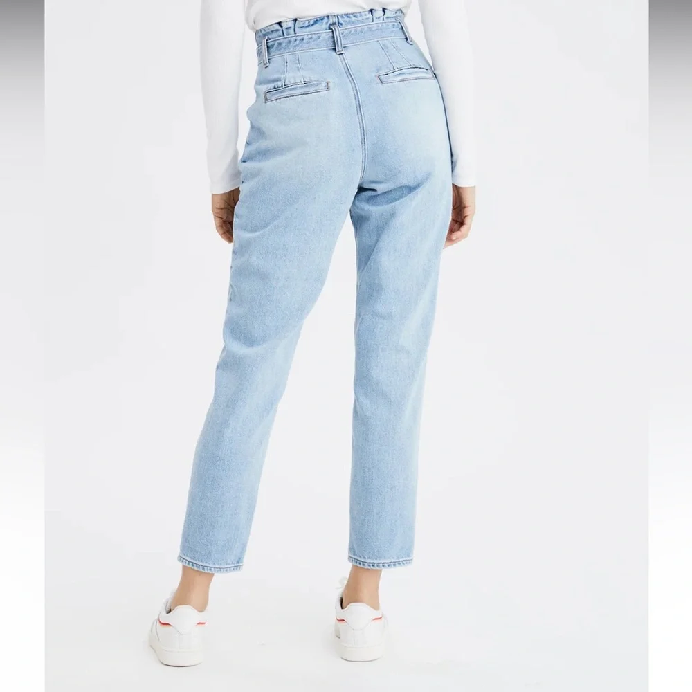 American Eagle Highest Waist Mom Jean in blue Heaven Size 4